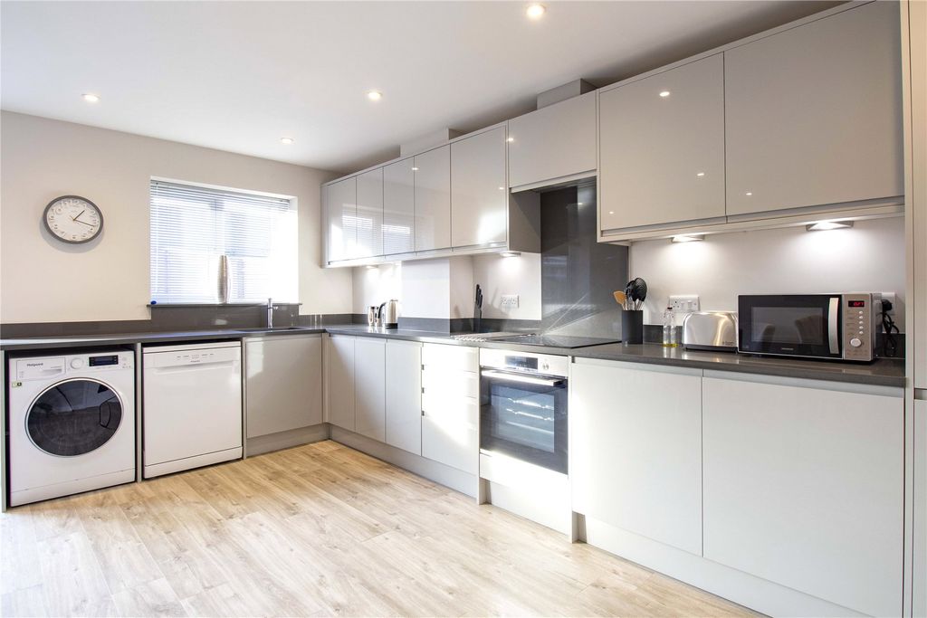 Property photo 3 of 8 Picture No. 11