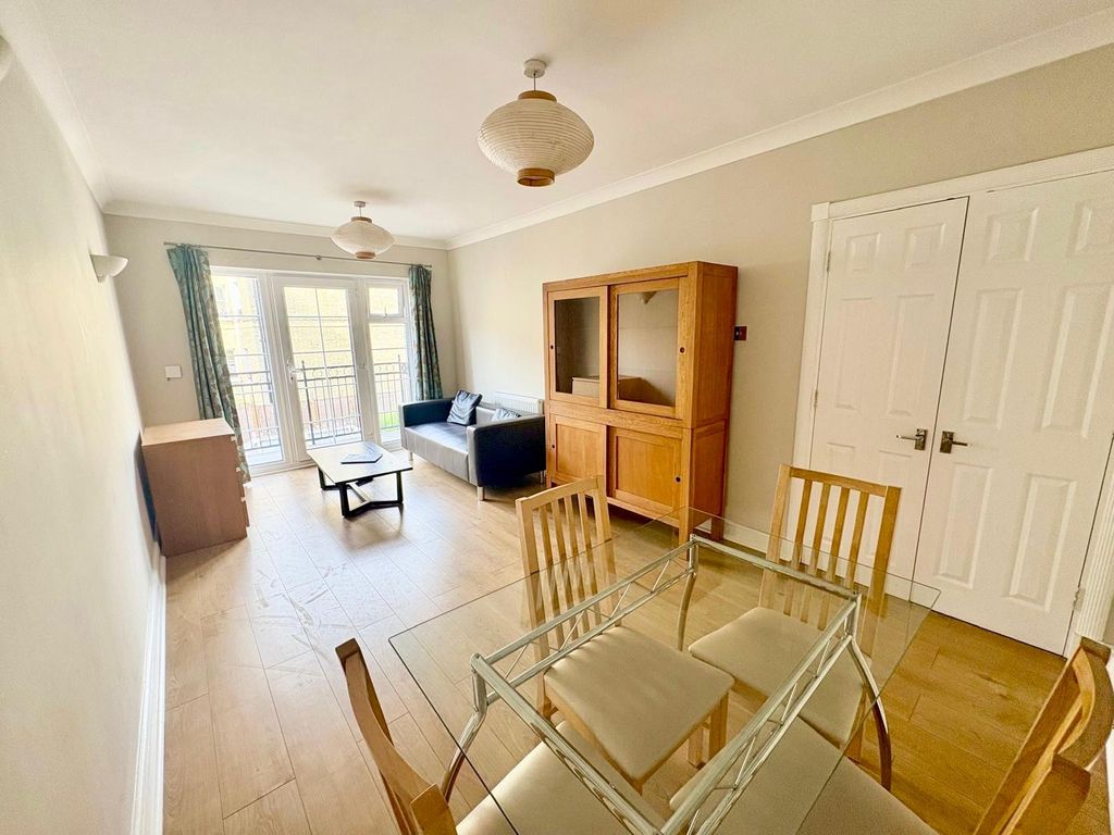 Property photo 1 of 13 Amazing Spacious 2 Bedroom 2 Bathroom Apartment Close To Tower Hill Station