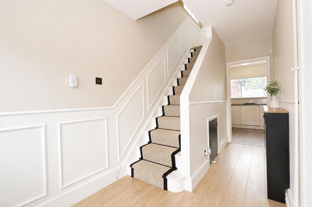 Property photo 2 of 18 Entrance Hallway.Png