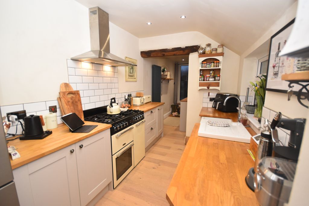 Property photo 3 of 19 Kitchen