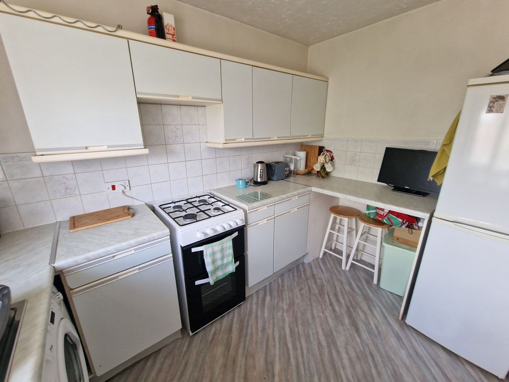 Property photo 3 of 10 Kitchen