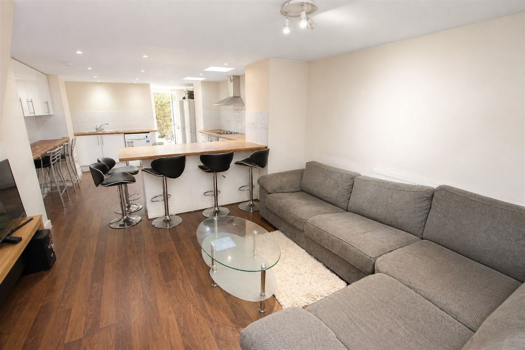 Property photo 1 of 11 Approach