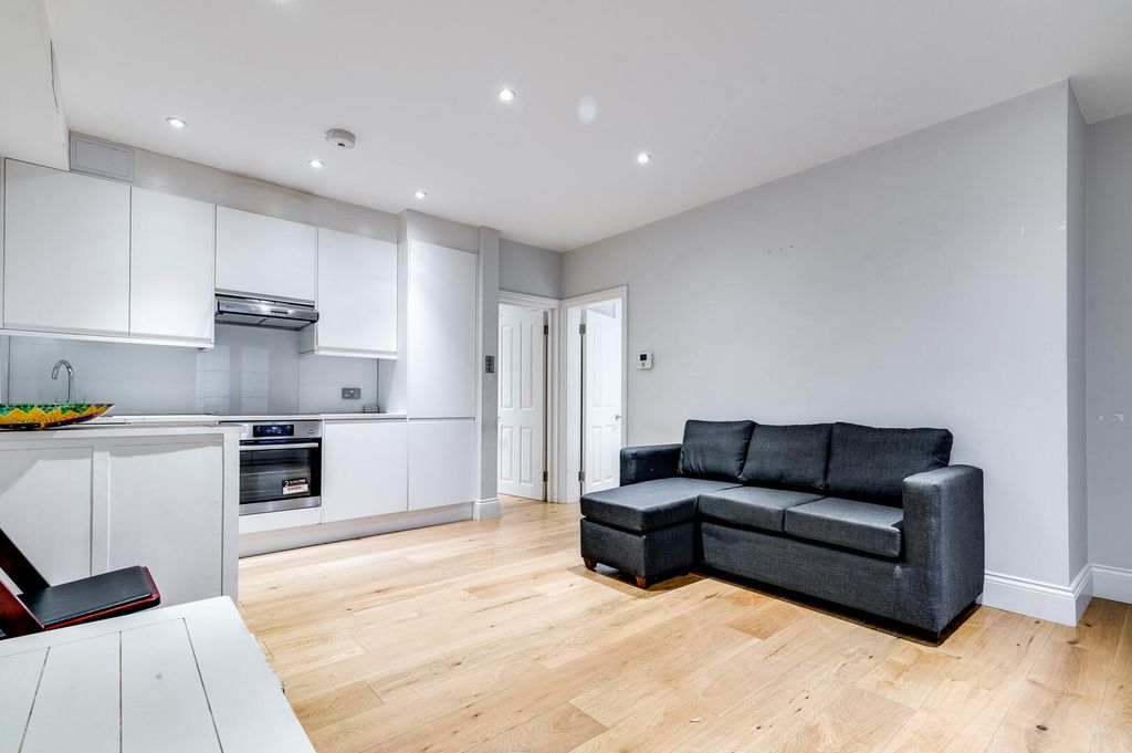 Property photo 1 of 15 74Pga - Flat A, 74 Philbaech Gardens, Sw5-3.Jpg