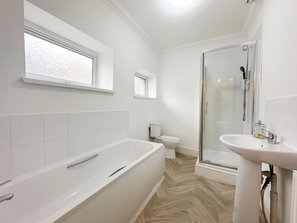 Property photo 2 of 11 Bathroom