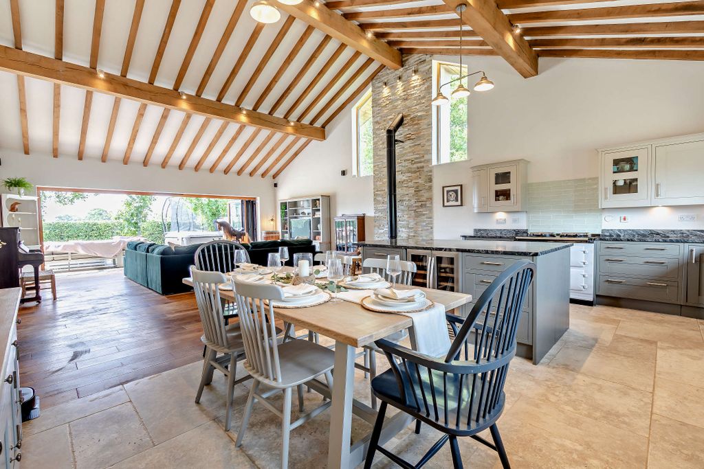 Property photo 2 of 29 8699002-Interior10-800