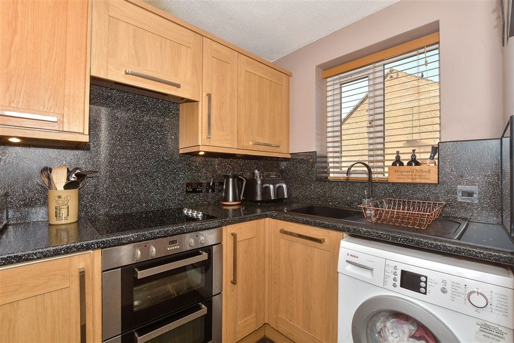 Property photo 3 of 11 Kitchen