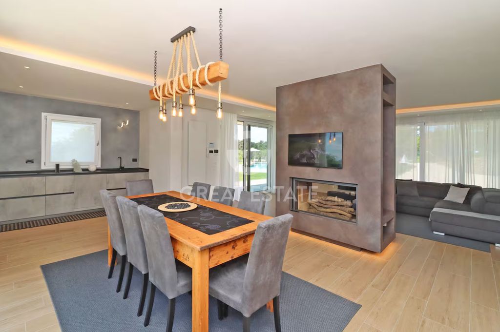 Property photo 2 of 26 Interiors