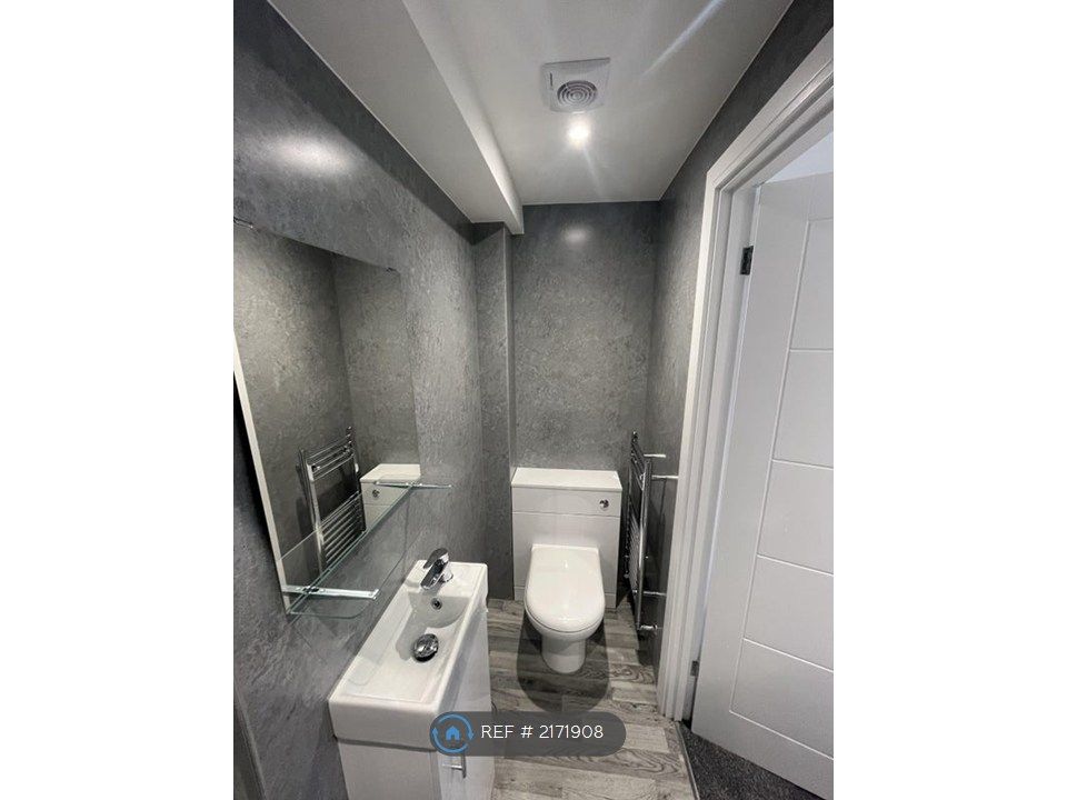 Property photo 2 of 9 En-Suite Shower Room