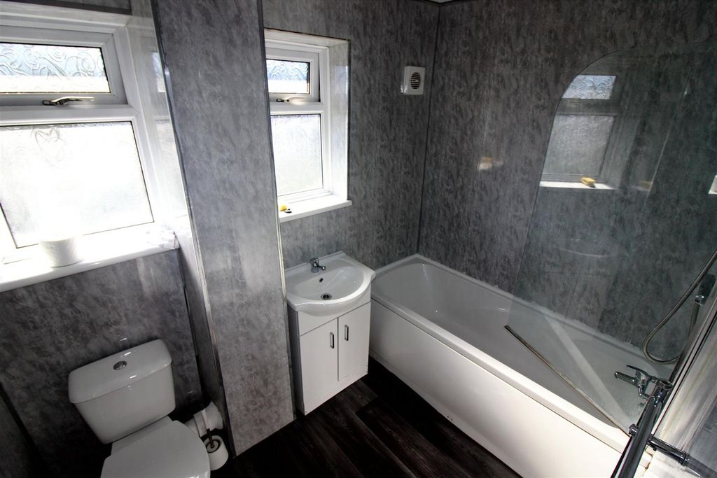 Property photo 3 of 9 Bathroom.Jpg