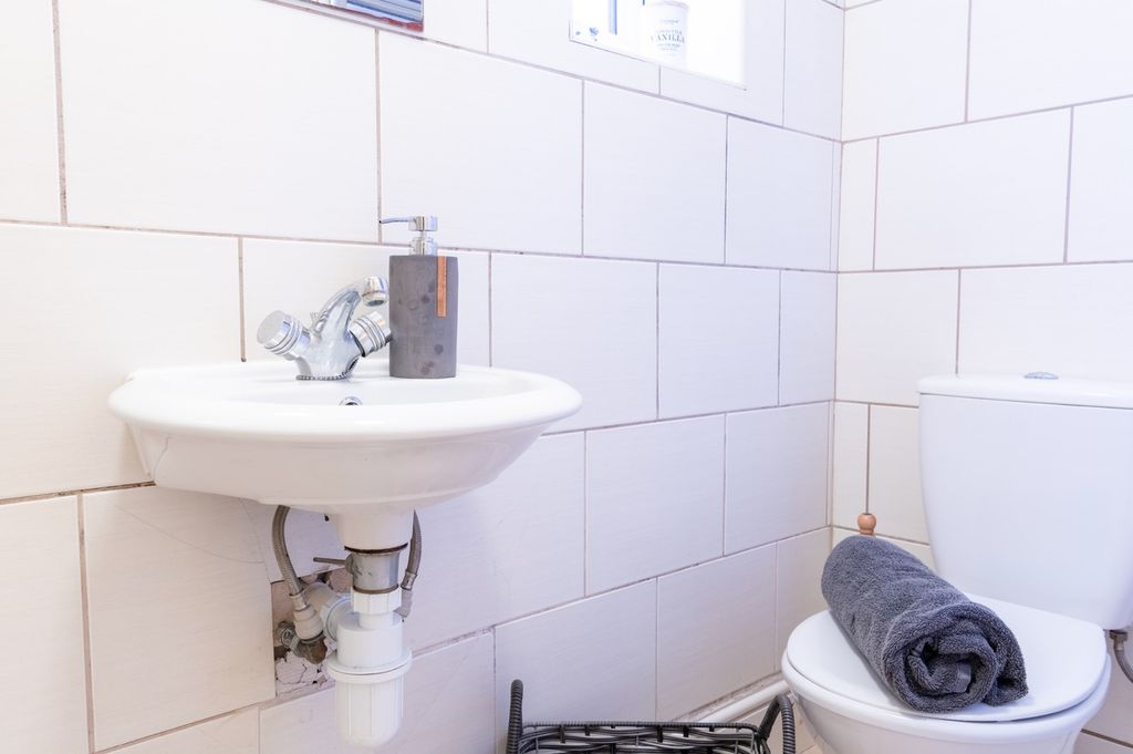 Property photo 1 of 14 A Well-Maintained Bathroom Featuring Modern Fixtur...