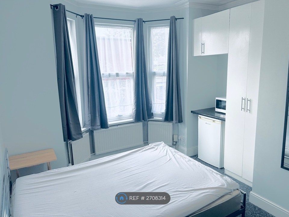 Property photo 1 of 8 Large Double Ensuite Room