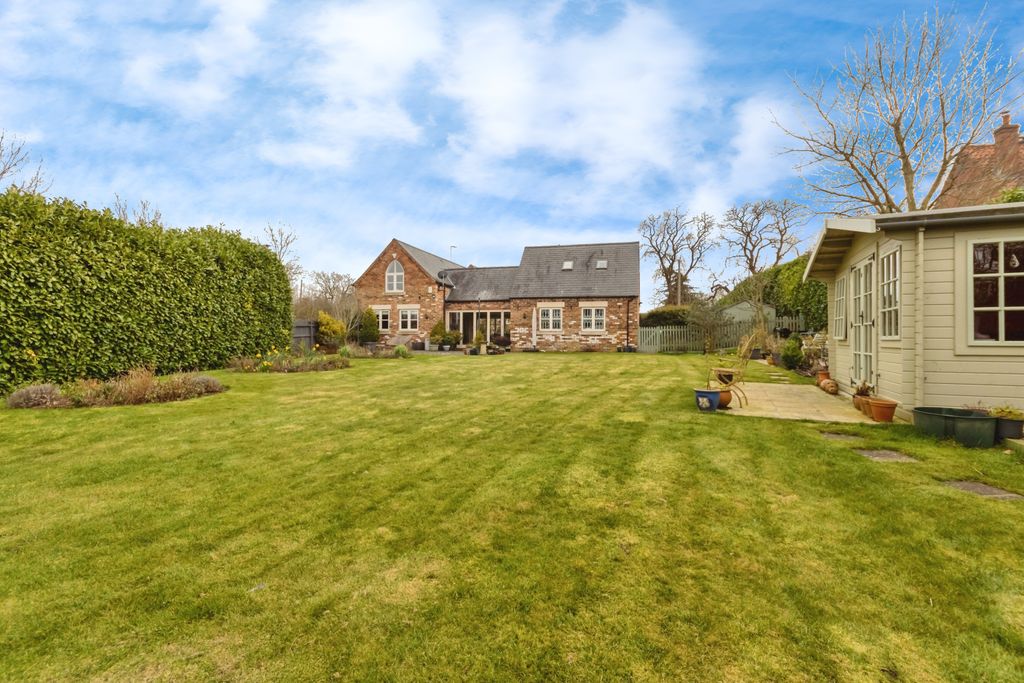 Property photo 1 of 20 Gardens