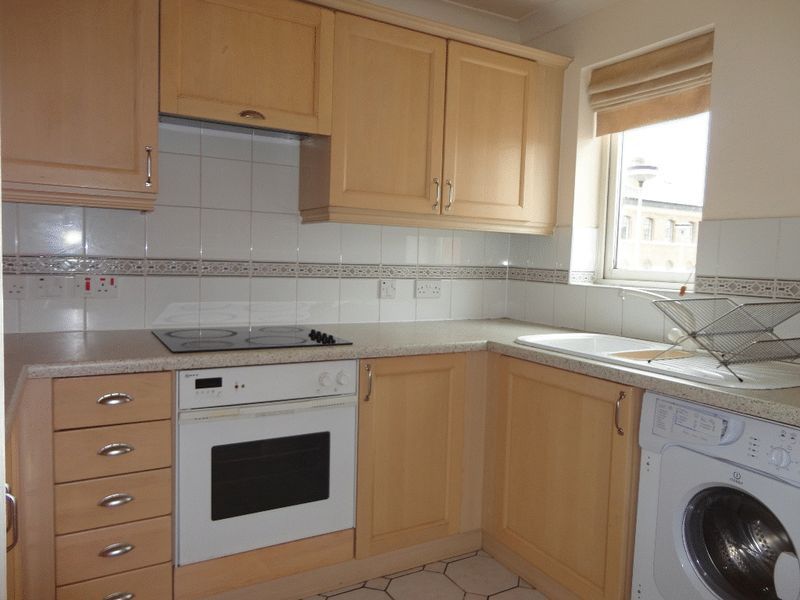 Property photo 3 of 6 Fitted Kitchen