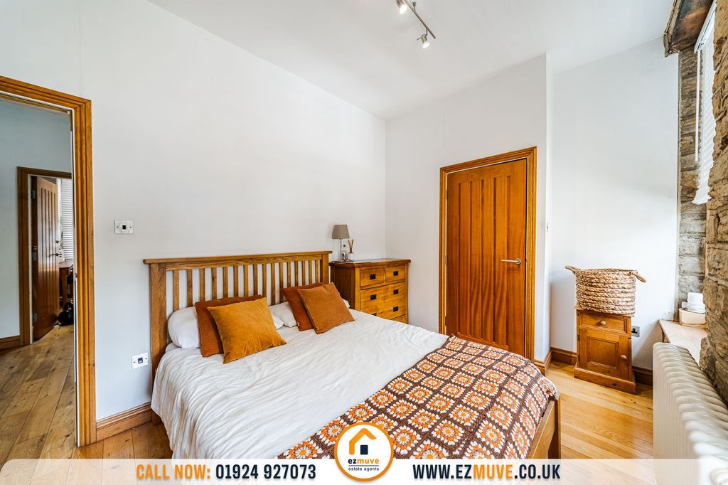 2 bed flat for saleStation Road, Batley WF17 photo 4