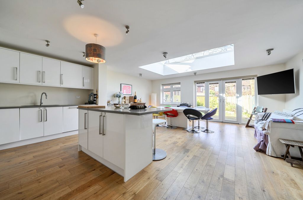 Property photo 2 of 17 1418678-12-699Ef2...