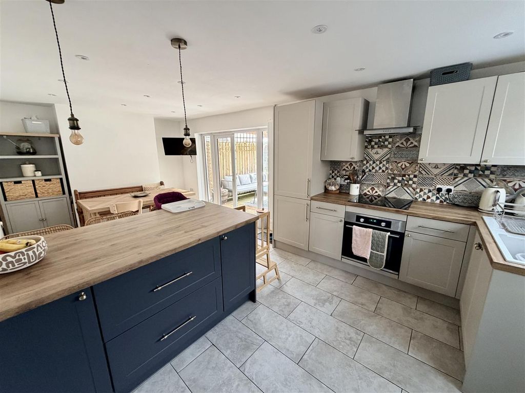 Property photo 3 of 10 Kitchen
