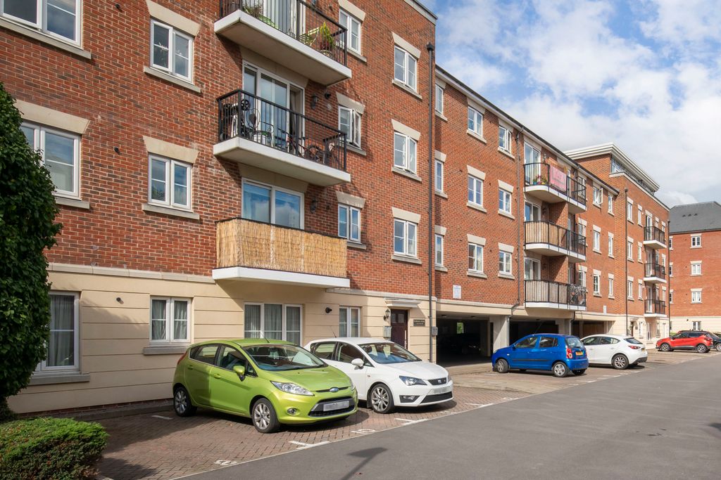 Property photo 3 of 9 Flat 27, Sovereign House-01
