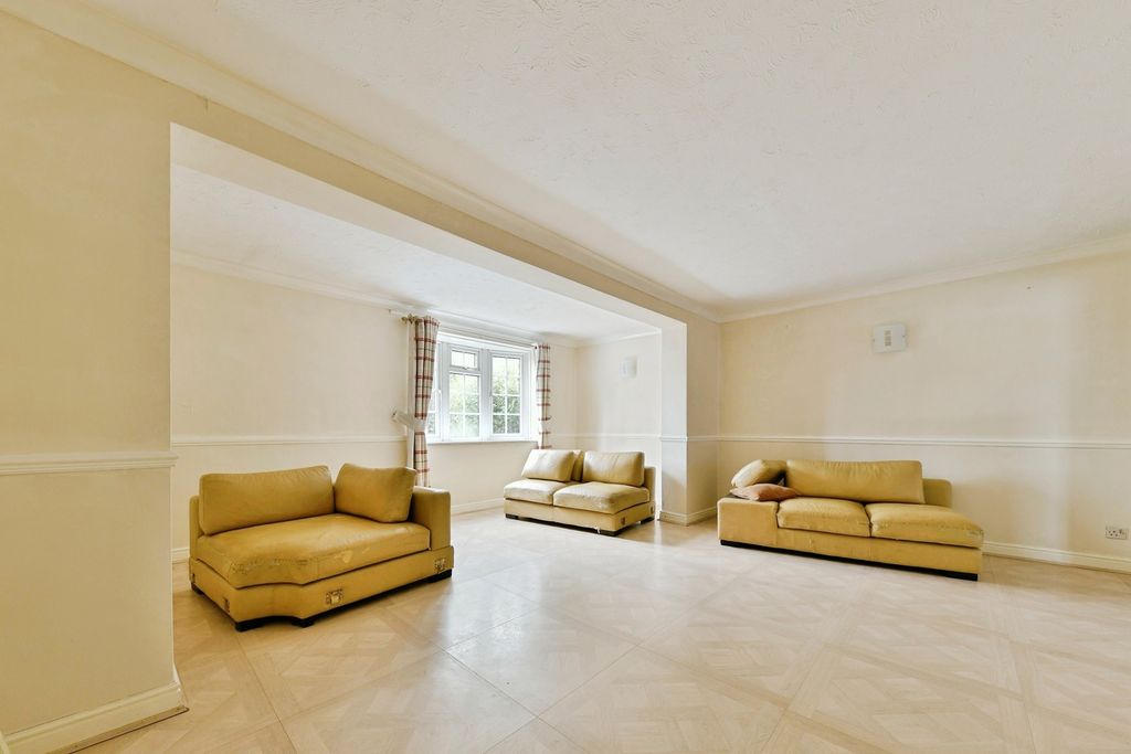 Property photo 3 of 35 Lounge