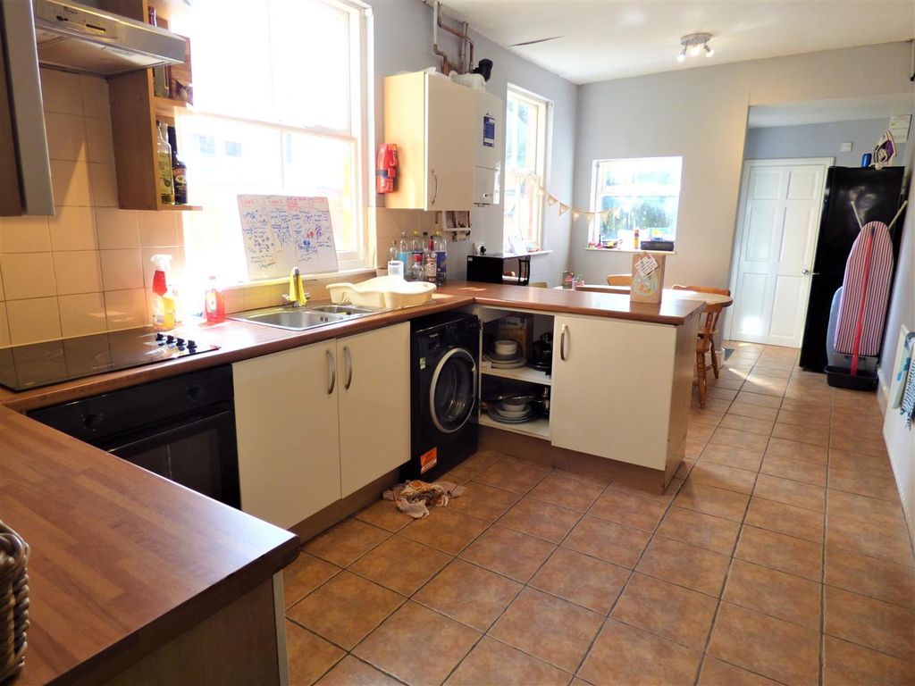 Property photo 3 of 12 Kitchen &amp; Diner
