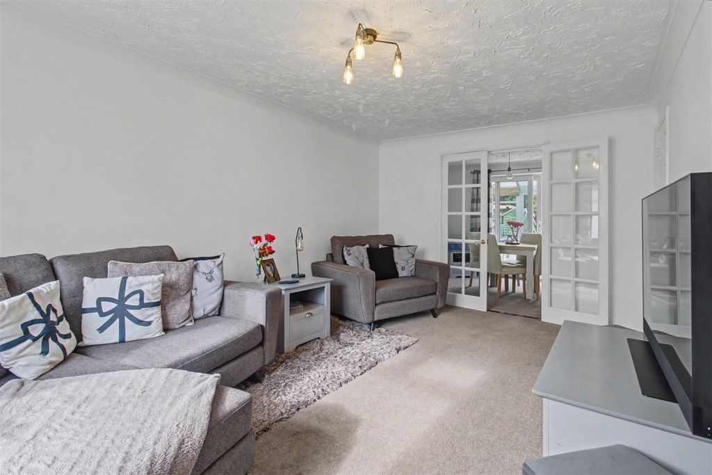 Property photo 2 of 19 Lounge