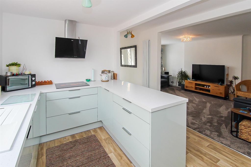 Property photo 3 of 10 Kitchen