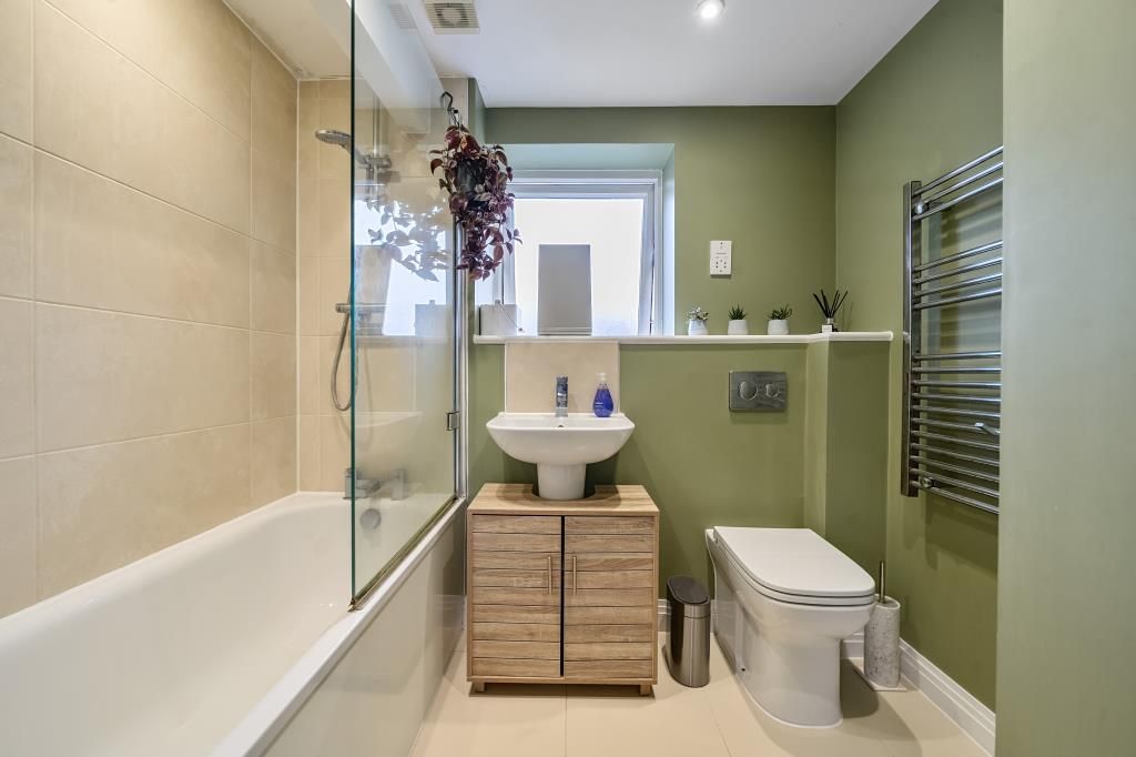 Property photo 2 of 21 Bathroom