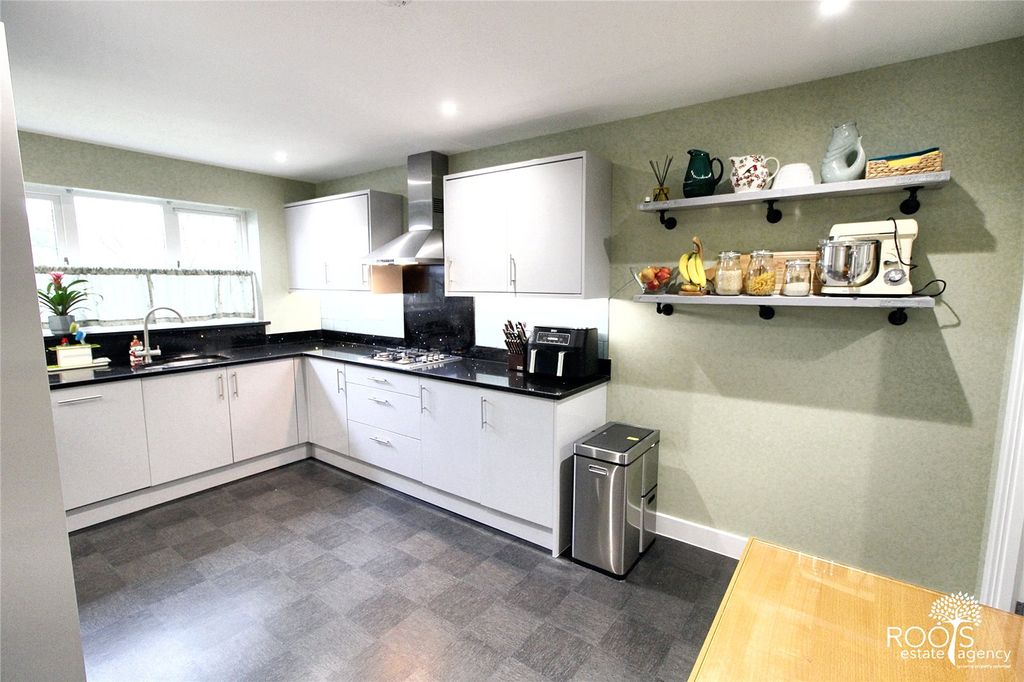 Property photo 3 of 18 Kitchen