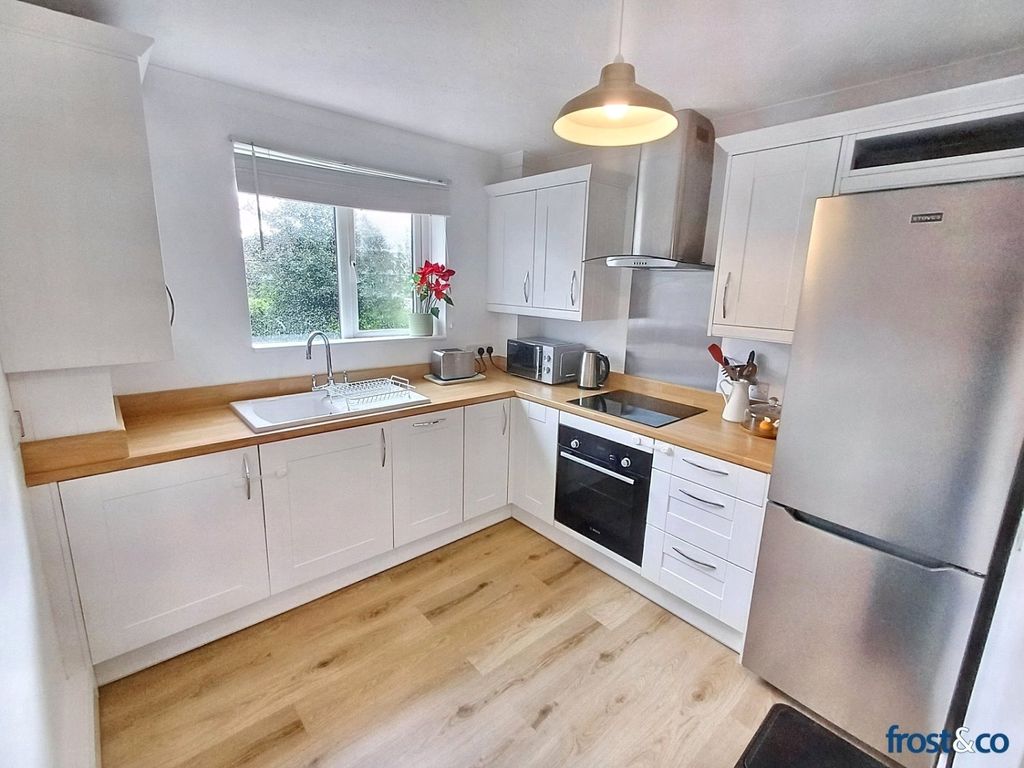 Property photo 3 of 11 Kitchen