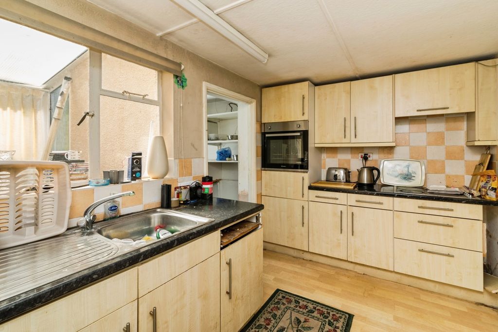 Property photo 3 of 17 Kitchen