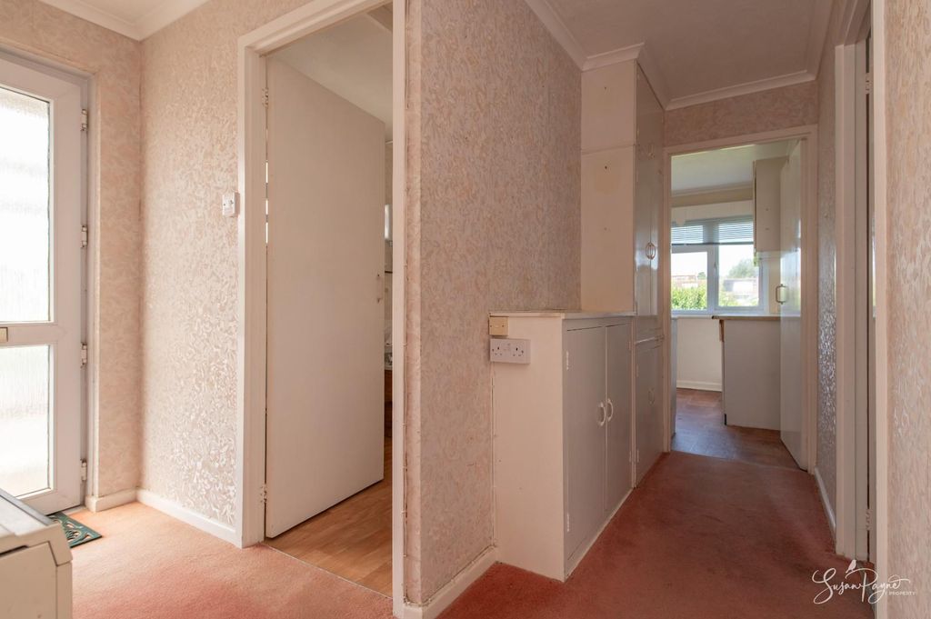 Property photo 3 of 13 Entrance Hall