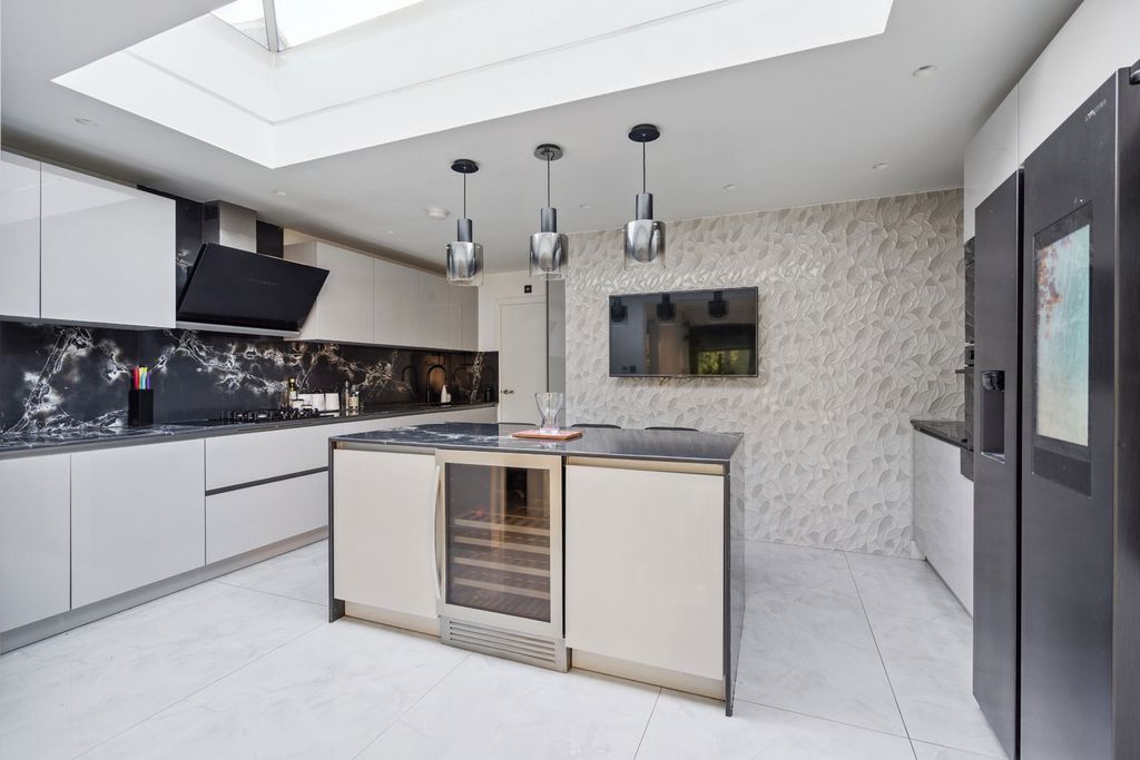 Property photo 2 of 23