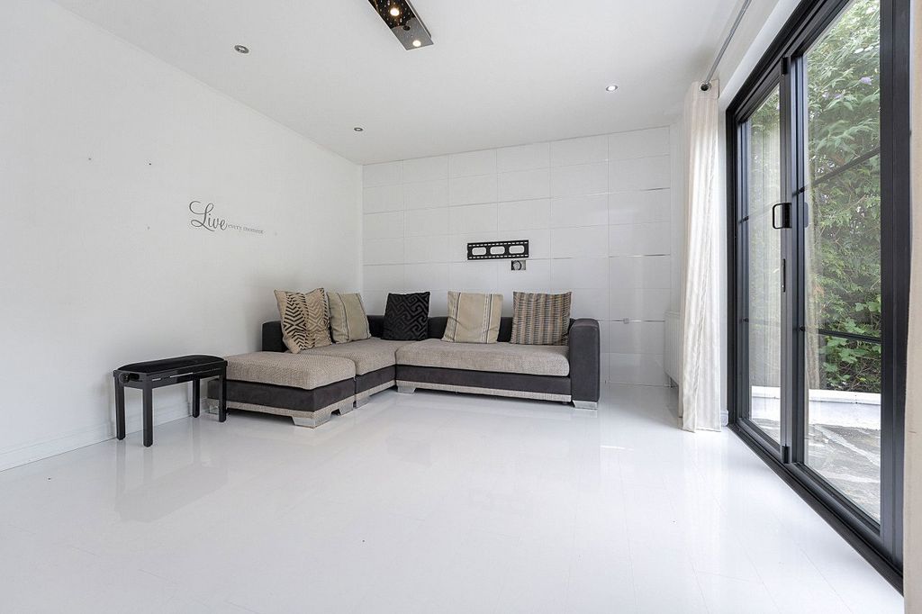 Property photo 3 of 17 Picture No. 06