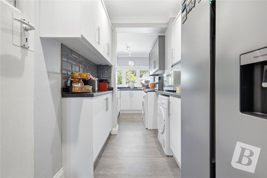 Property photo 3 of 18 Kitchen