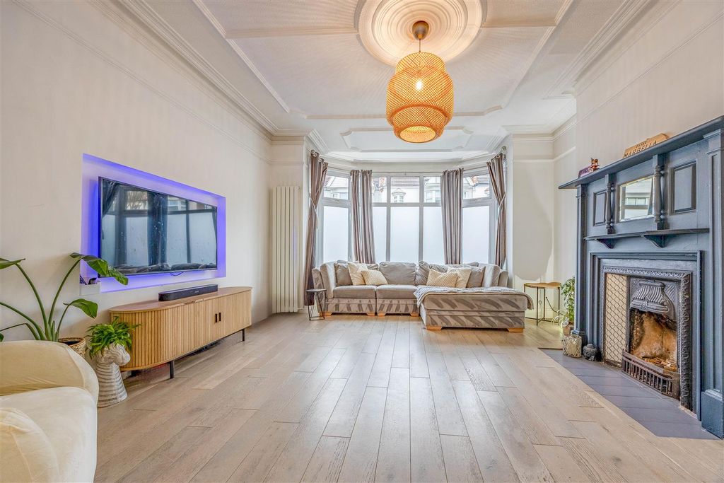 Property photo 2 of 27 Lounge