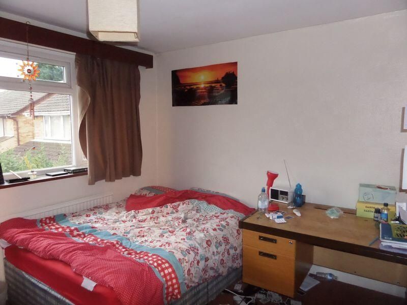 Property photo 3 of 12 A Cozy Bedroom Featuring A Double Bed, A Study Des...