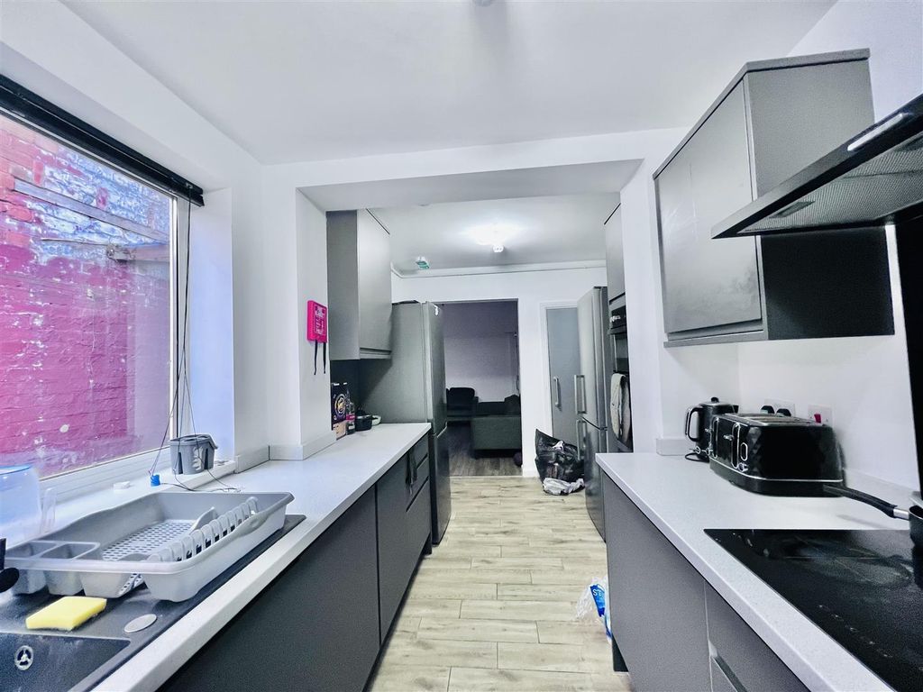 Property photo 3 of 19 Kitchen