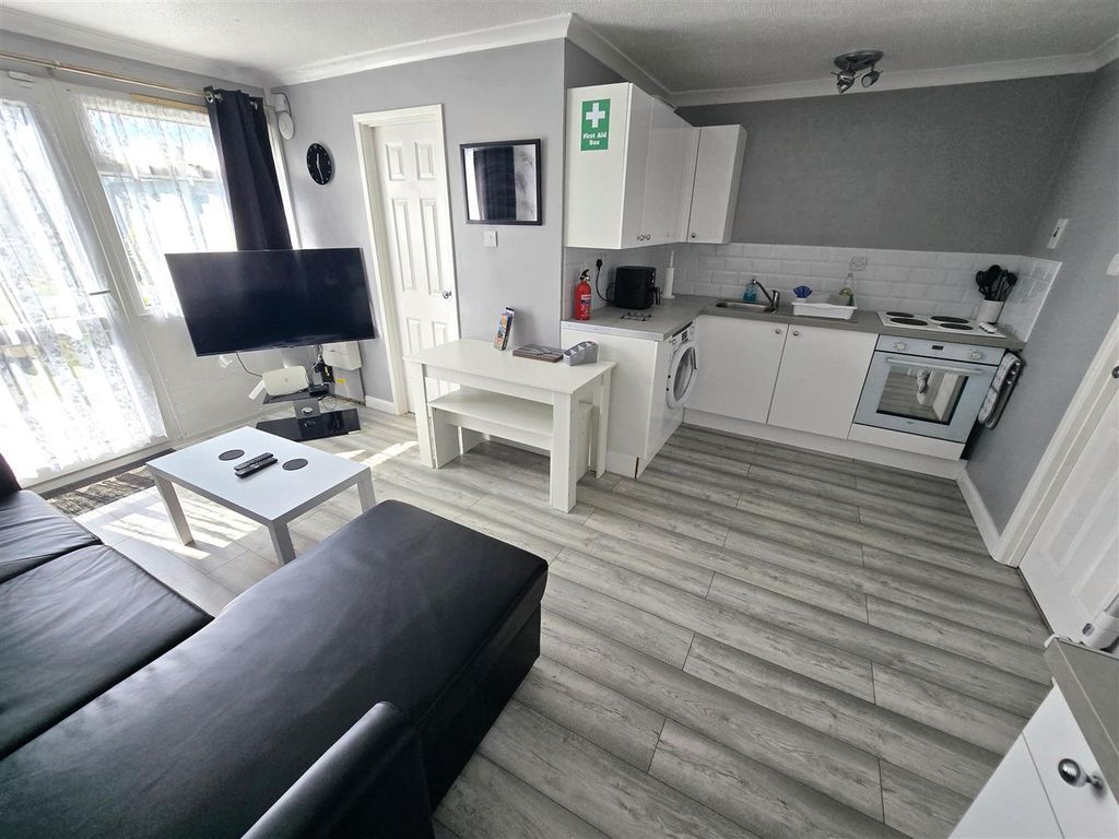 Property photo 3 of 7 Lounge/Kitchen
