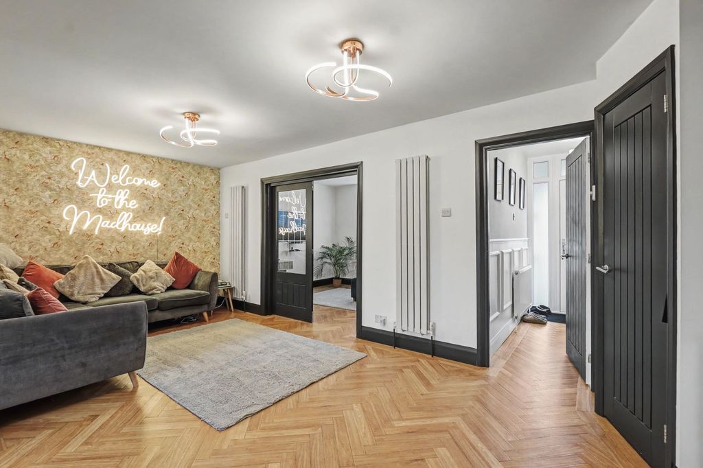 Property photo 2 of 25