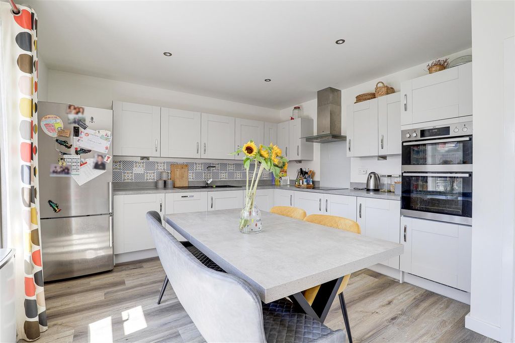 Property photo 3 of 20 8527.Jpg