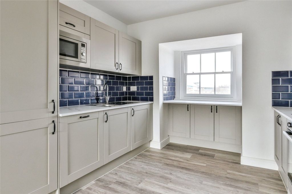 Property photo 3 of 17 Kitchen