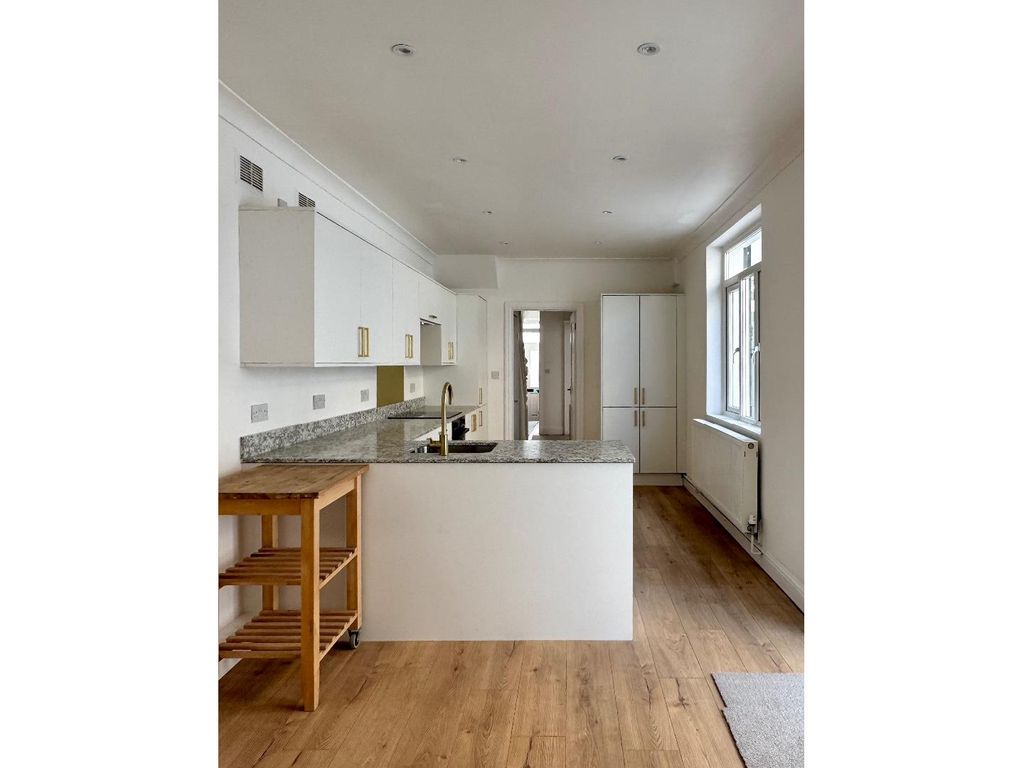 Property photo 3 of 12 Kitchen