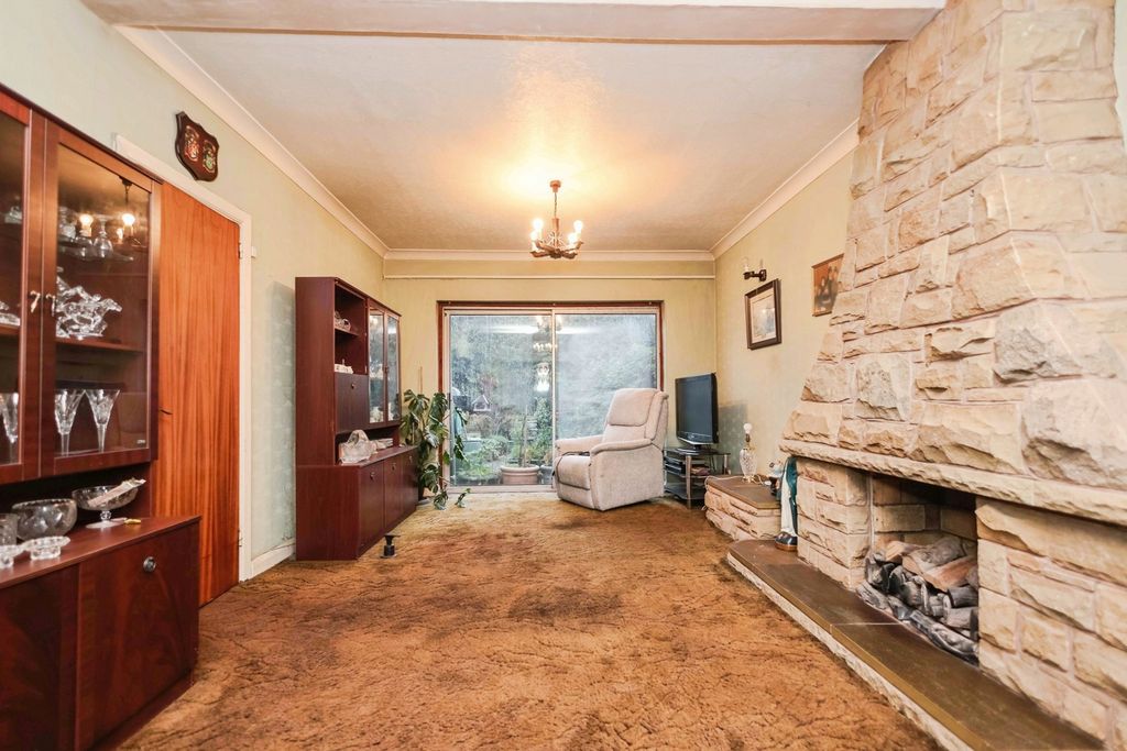 Property photo 3 of 16 Through Lounge