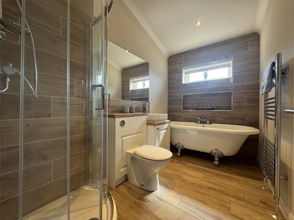 Property photo 3 of 9 Bathroom