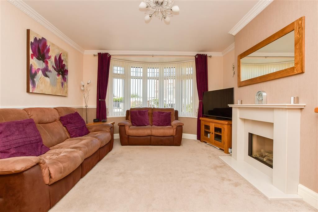 Property photo 3 of 13 Lounge