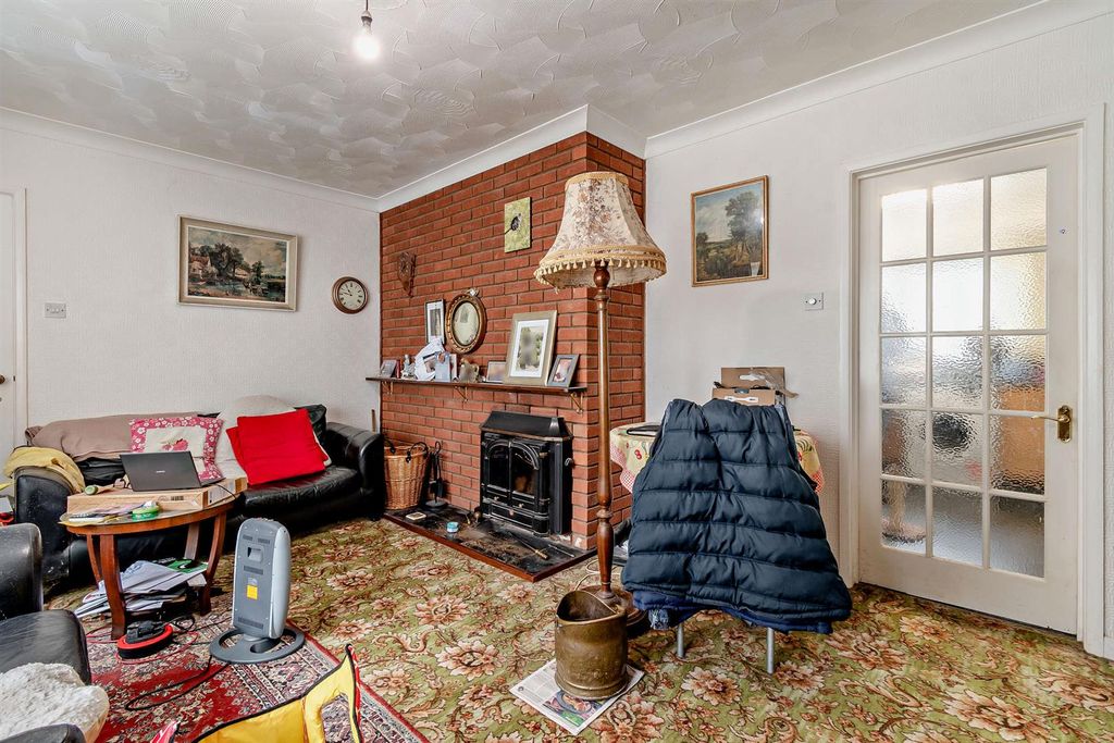 Property photo 2 of 7 8648674-Interior02-800.Jpg