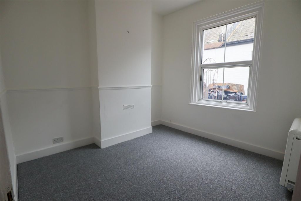 Property photo 3 of 6 Bedroom