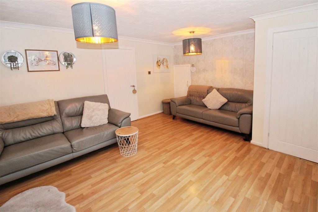 Property photo 2 of 19 Lounge