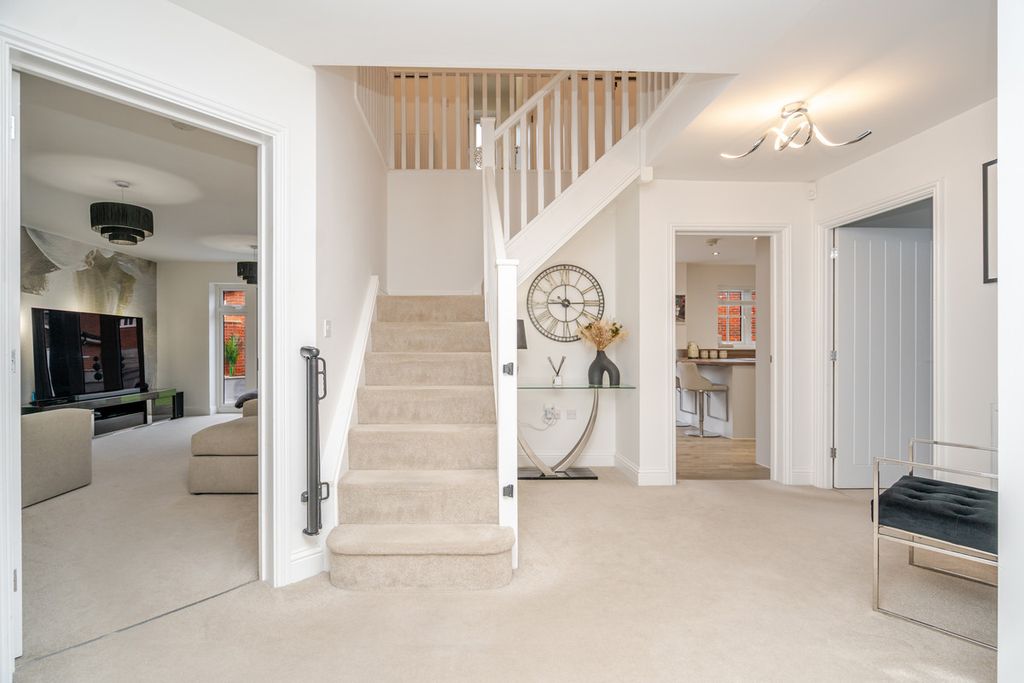 Property photo 2 of 32