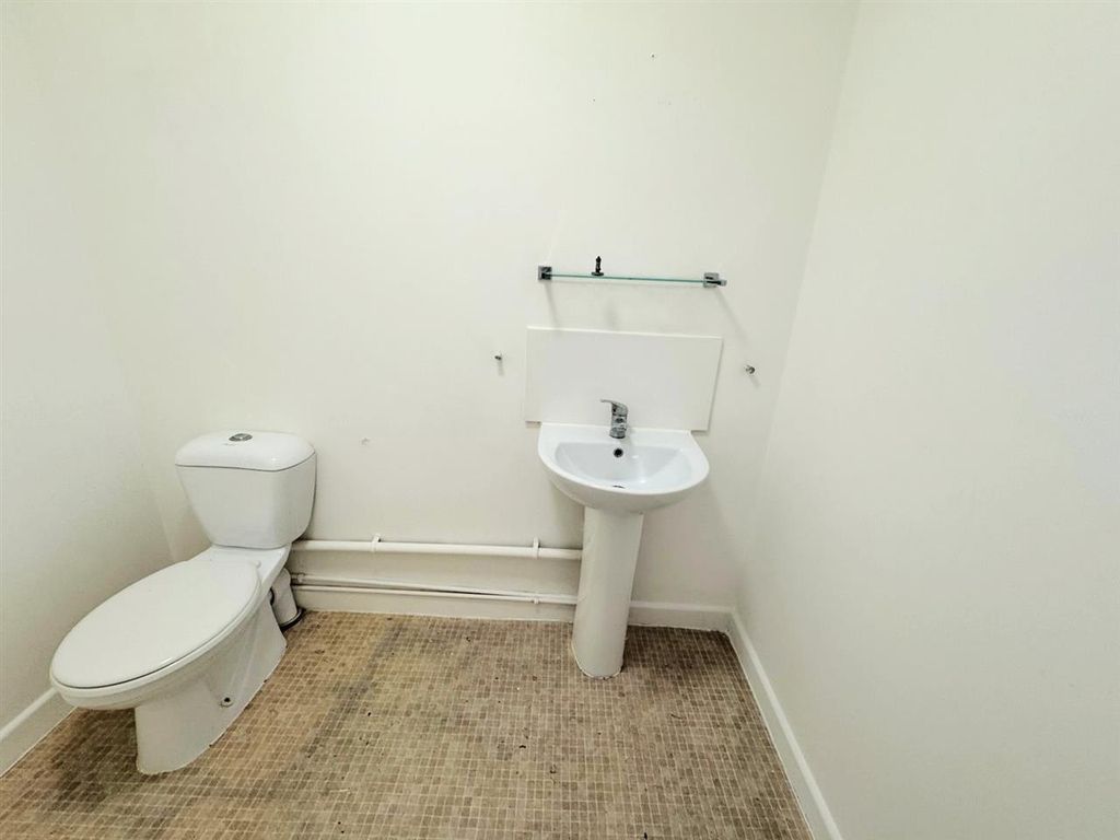 Property photo 3 of 15 Cloaks/W.c