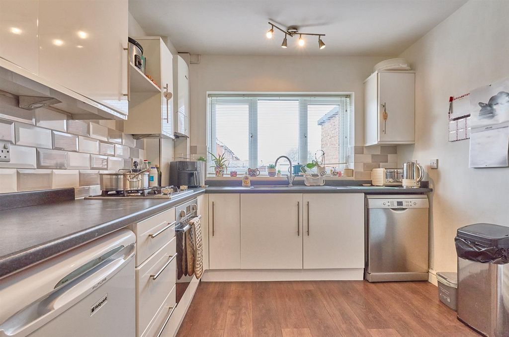 Property photo 3 of 11 Barrie Rd Hinckley_5.Jpg